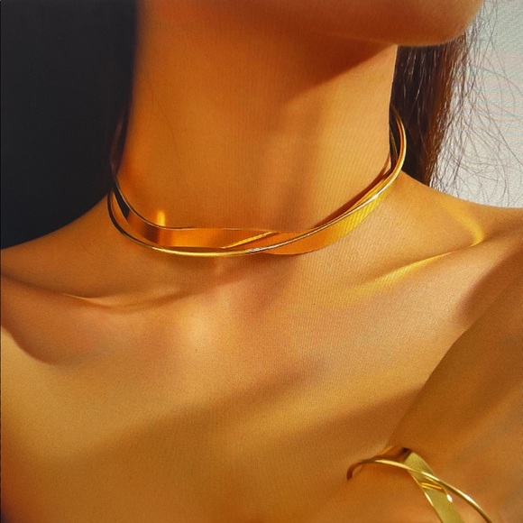Elegant Gold Choker Necklace - Picture 1 of 2